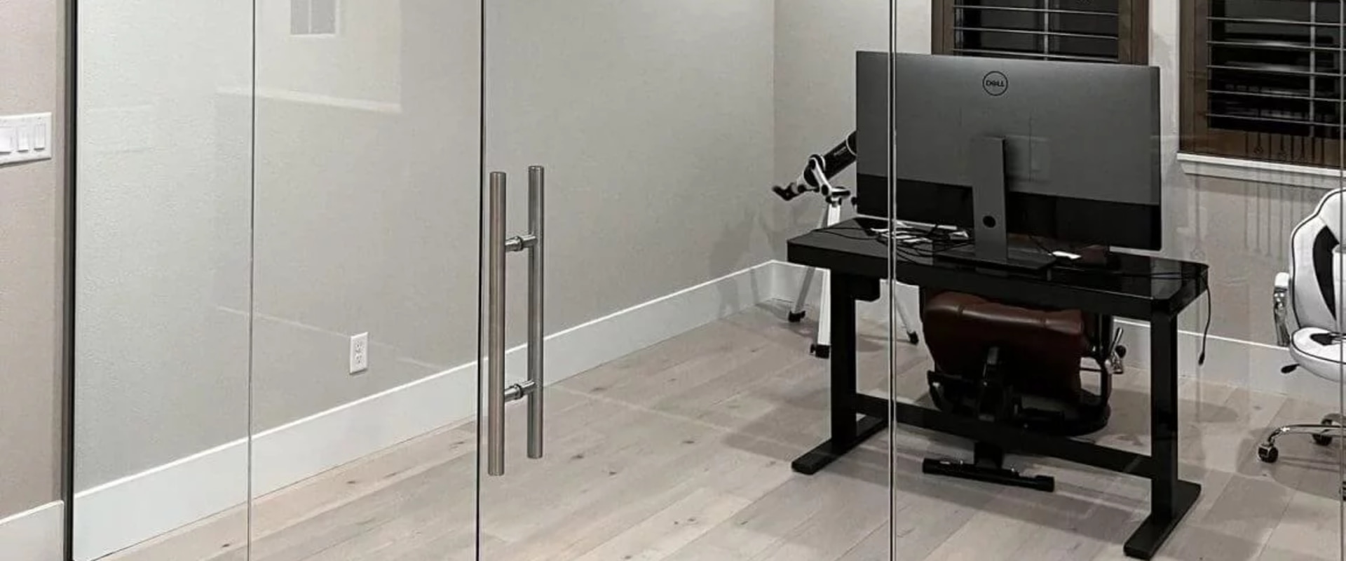Custom Glass Solutions in Pascagoula: What to Know When You Search “Sell My House for Cash”